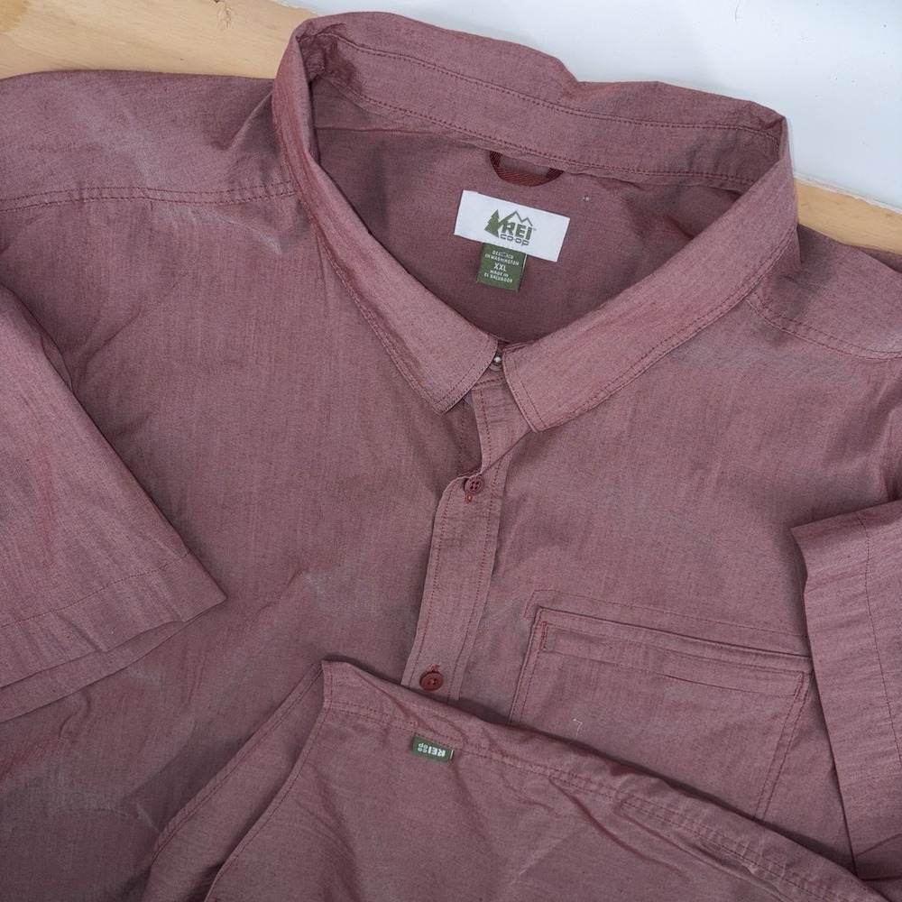REI Shirt Red Short Sleeve Button Up Men's XXL/2XL Hiking Casual Zip Pocket‎